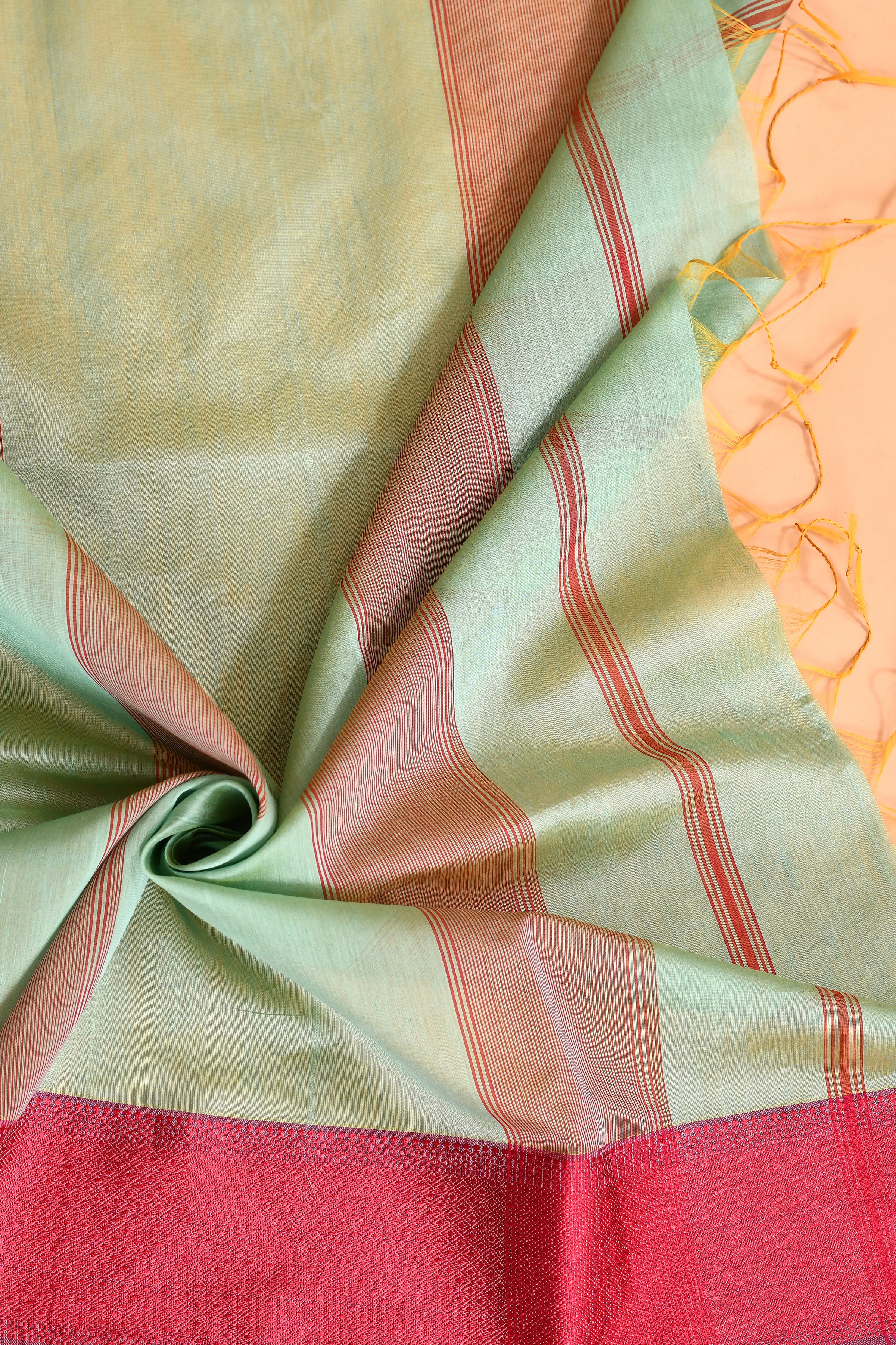 Plain Maheshwari pure handloom saree with contrast dark pink resham border