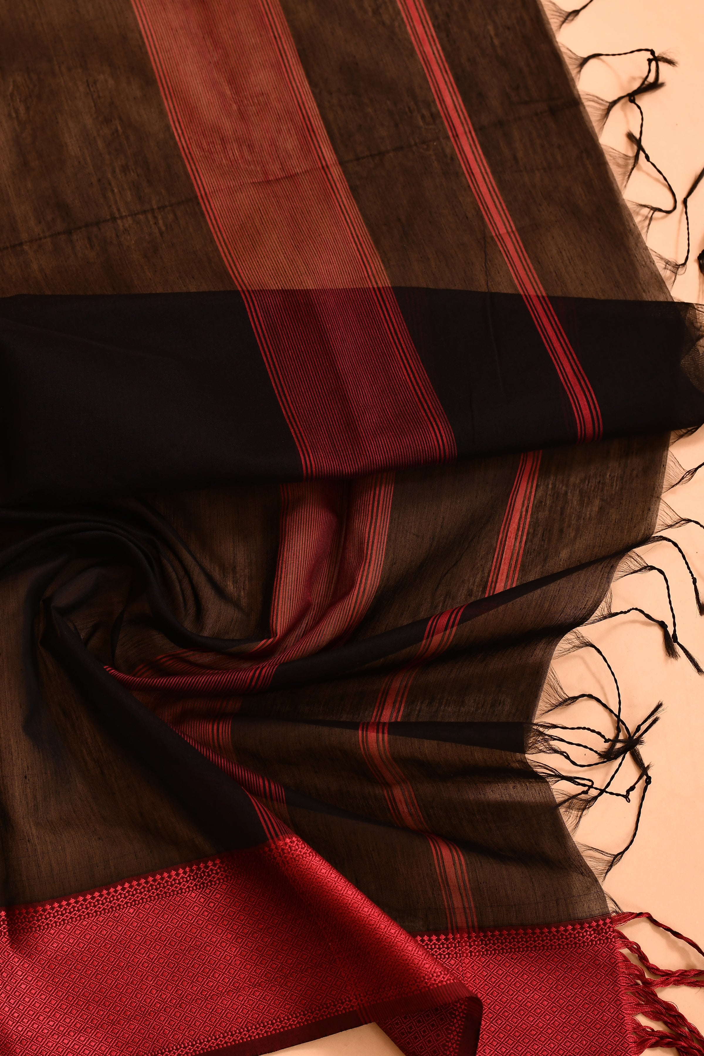 Plain Maheshwari pure handloom saree with contrast dark pink resham border