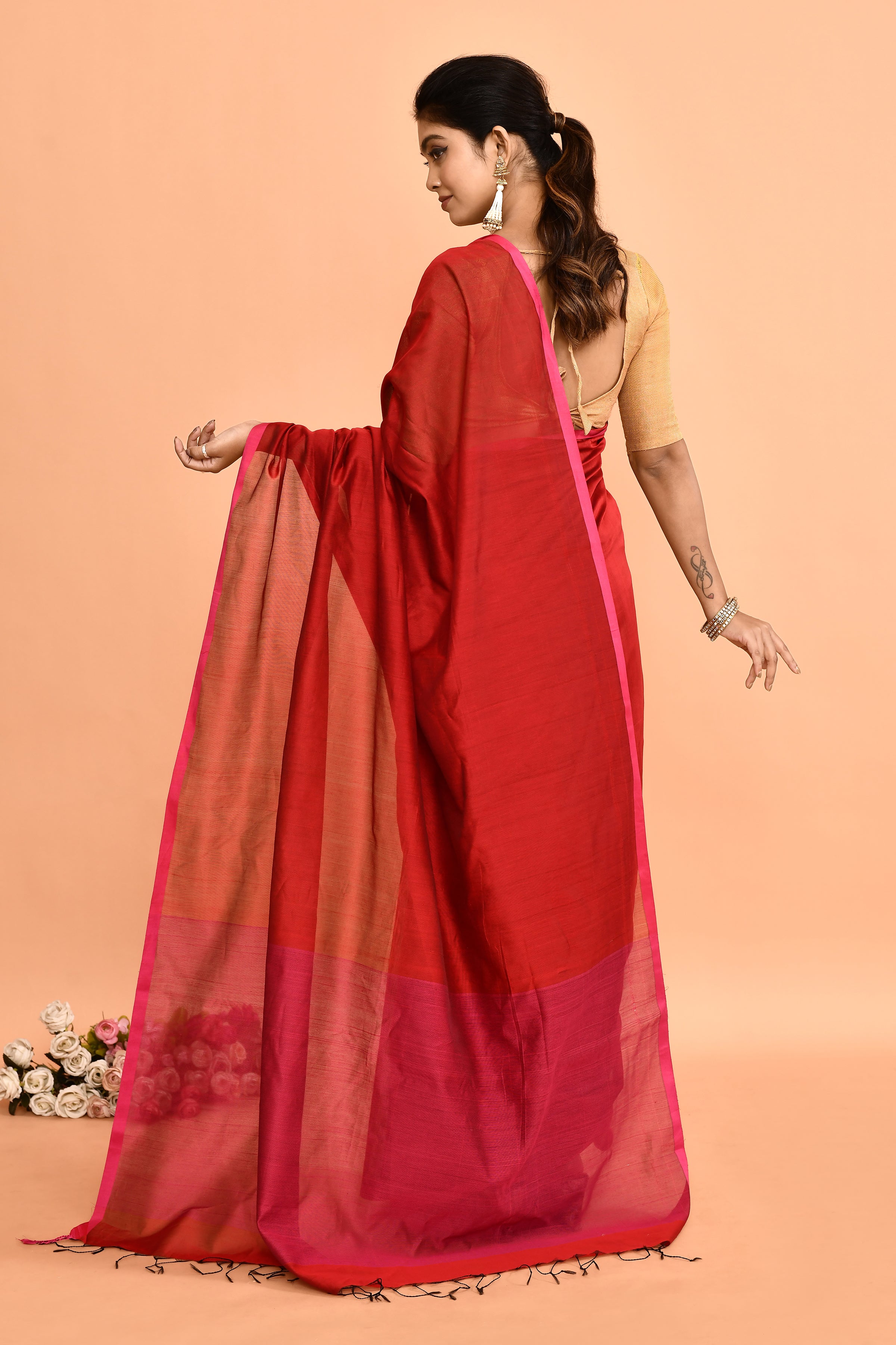 Maheshwari pure handloom plain solid color saree with thin contrast dark pink border-red