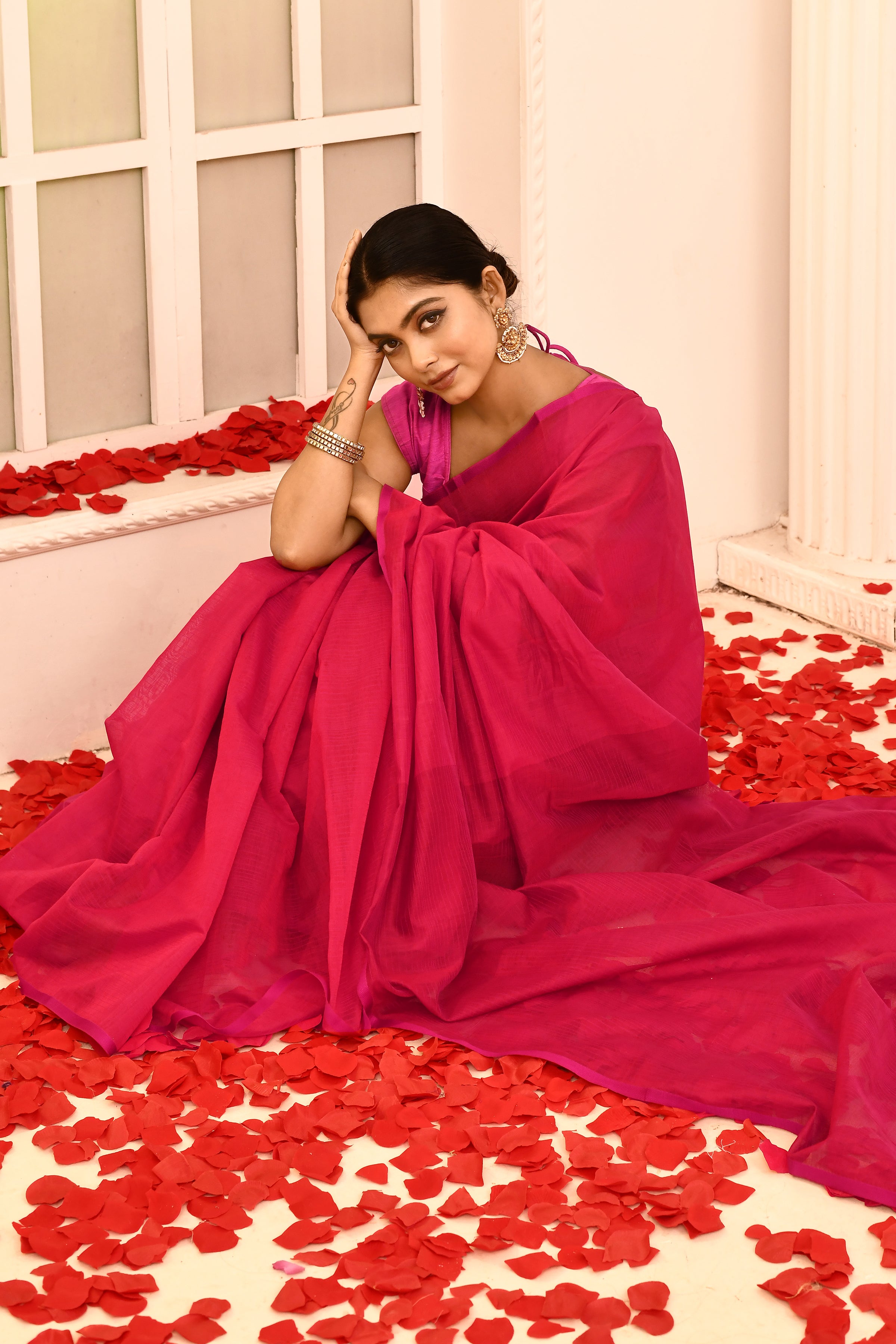 Plain Maheshwari pure handloom self-checks saree with narrow contrast pink border