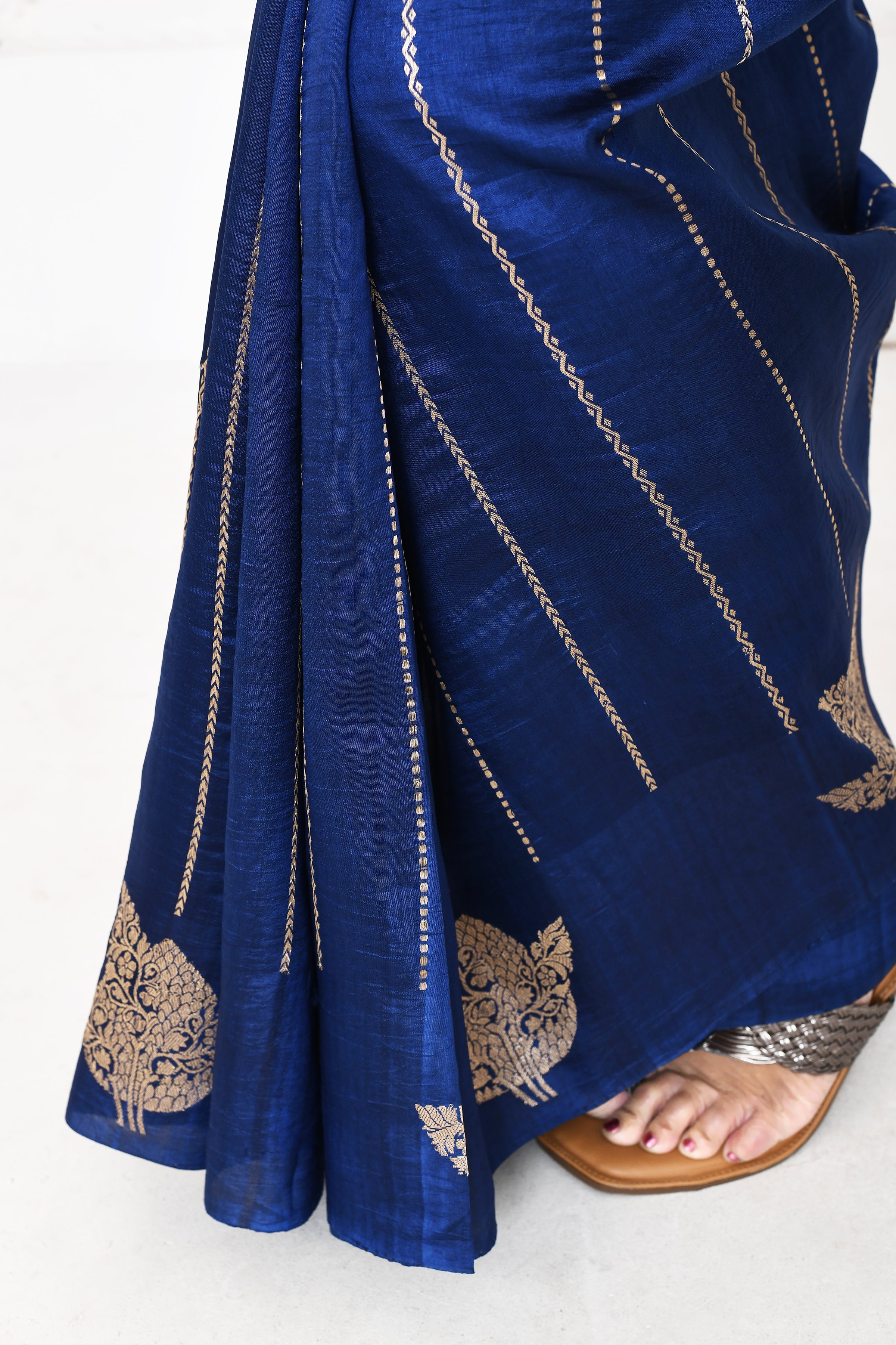 Pure handloom Banarasi katan silk saree with golden stripes pattern kadwa weaving & satin silk border-Royal blue