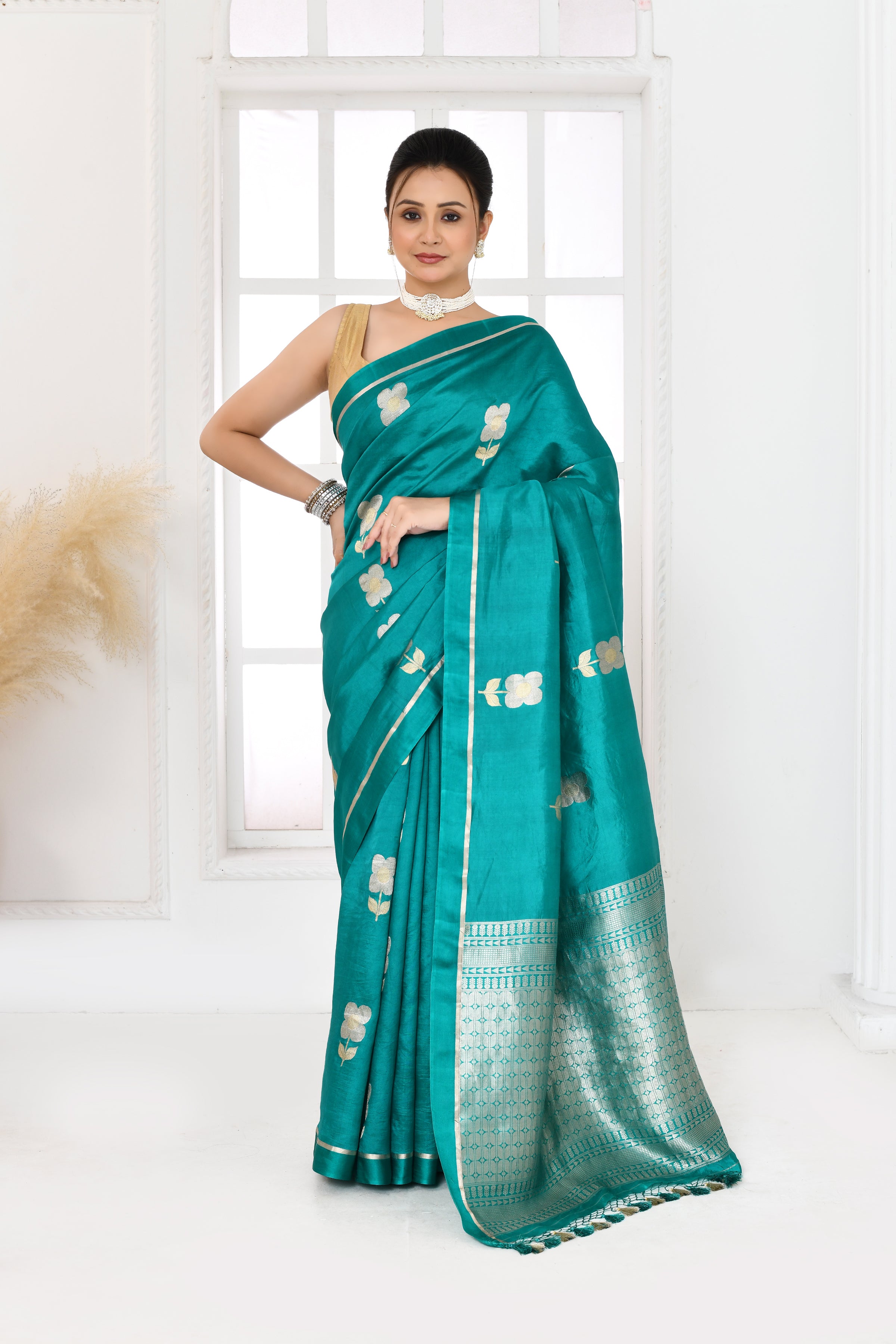Pure handloom Banarasi katan silk saree with floral pattern kadwa weaving & satin silk border-Emerald green