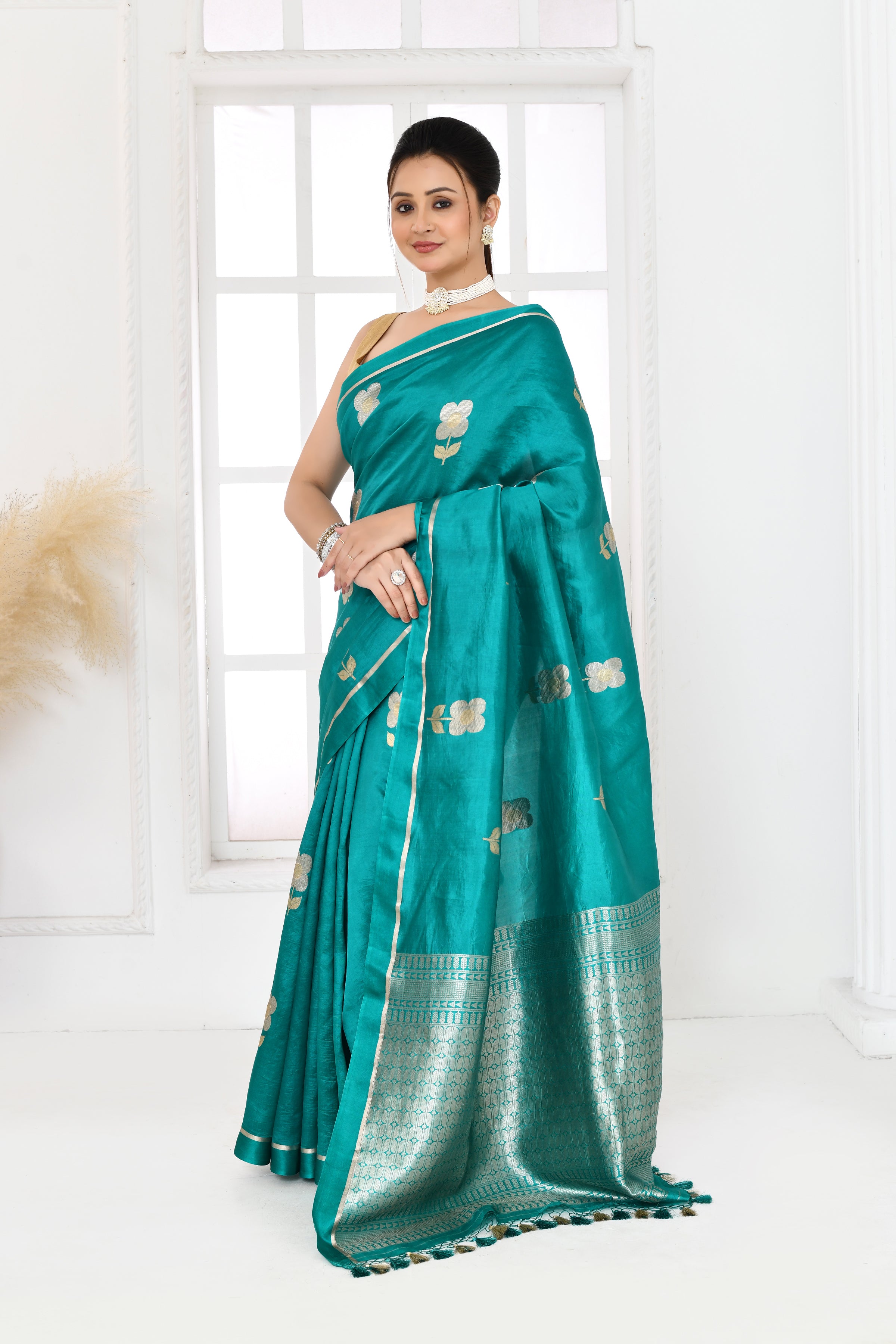 Pure handloom Banarasi katan silk saree with floral pattern kadwa weaving & satin silk border-Emerald green