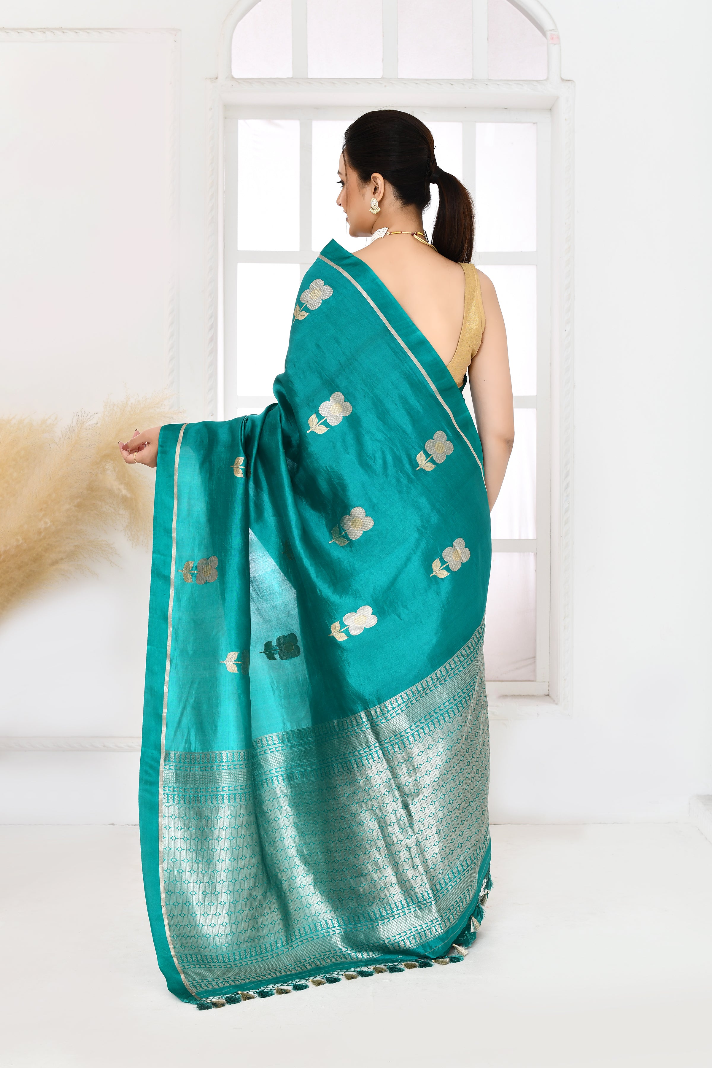 Pure handloom Banarasi katan silk saree with floral pattern kadwa weaving & satin silk border-Emerald green