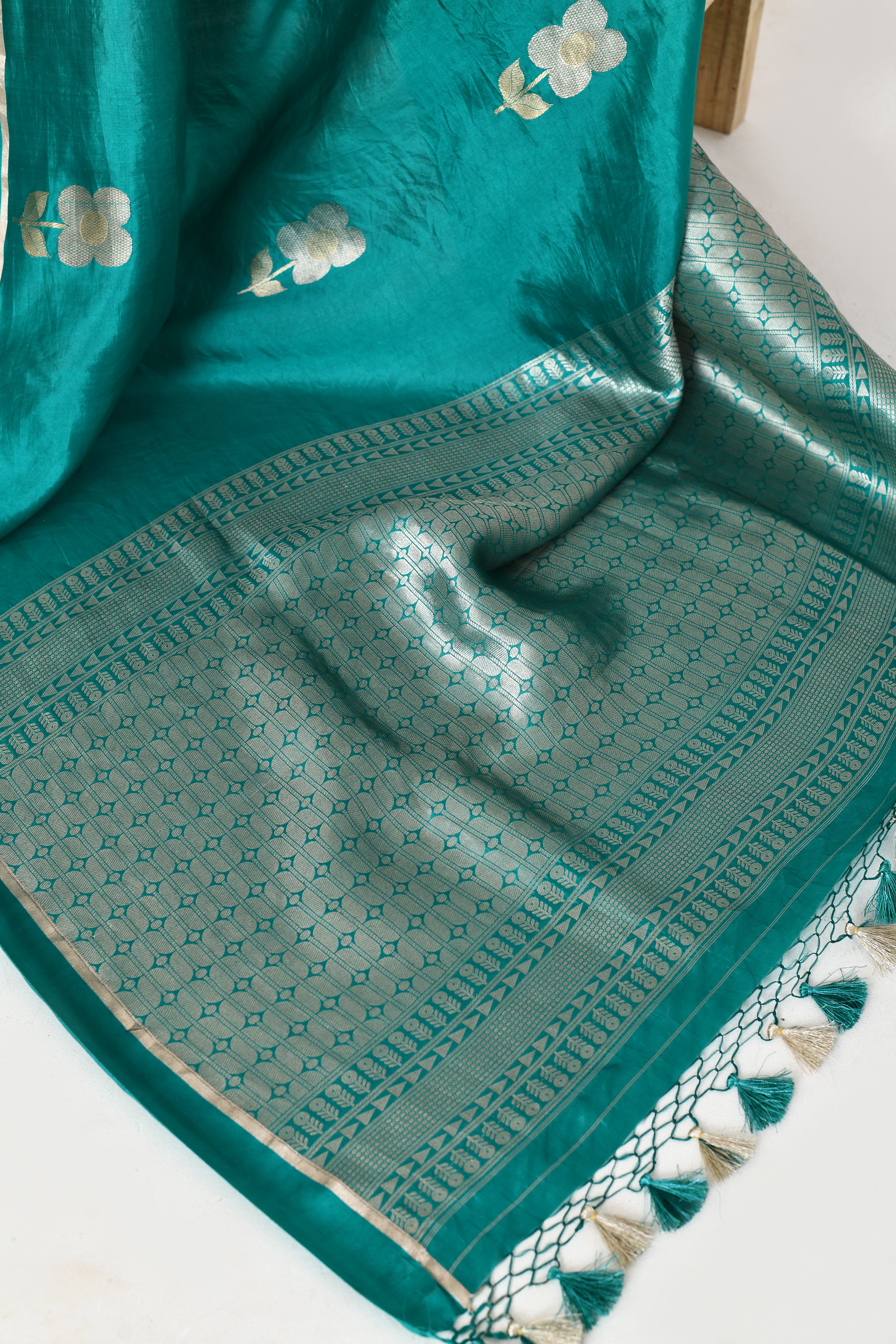 Pure handloom Banarasi katan silk saree with floral pattern kadwa weaving & satin silk border-Emerald green