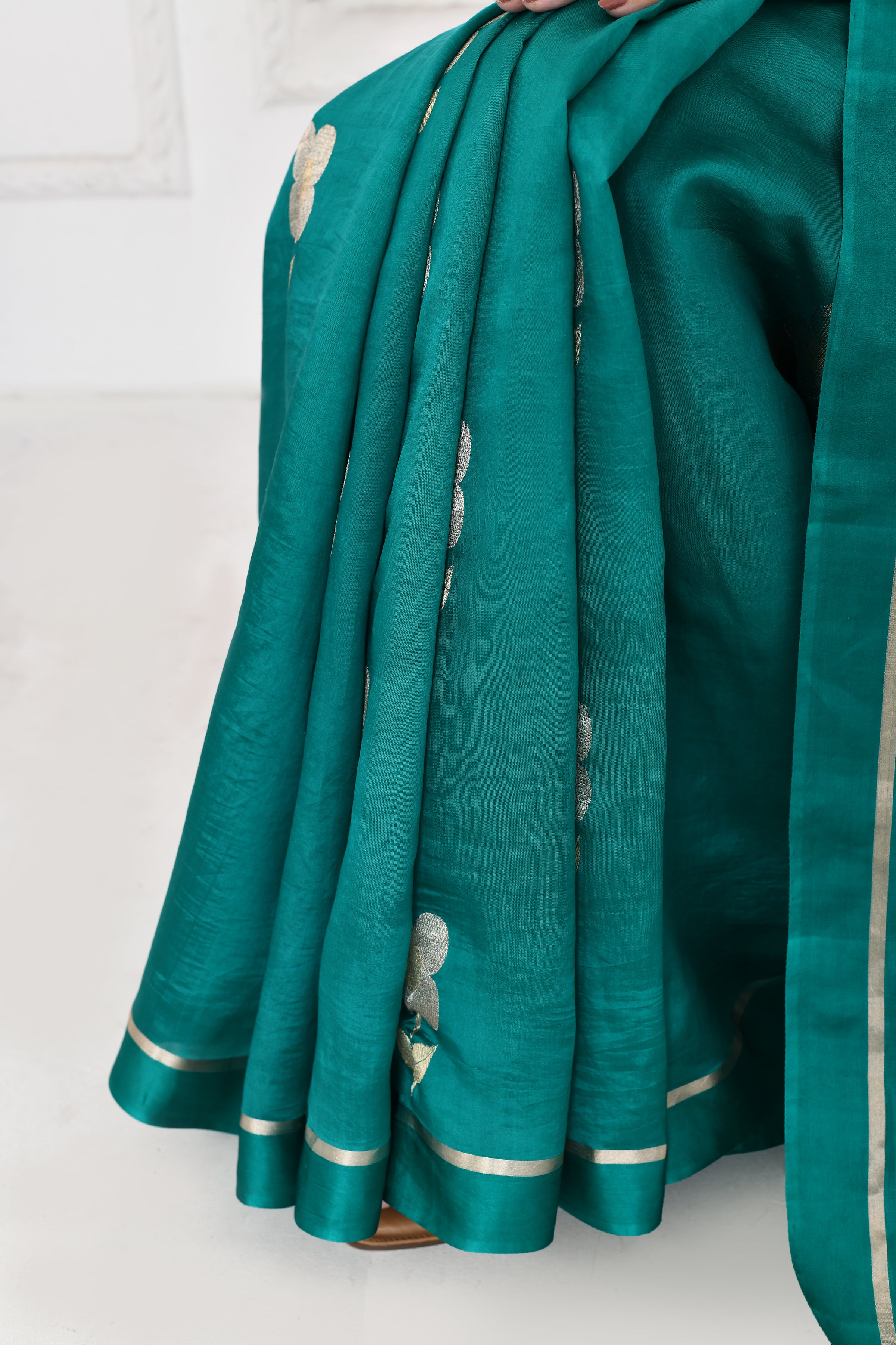 Pure handloom Banarasi katan silk saree with floral pattern kadwa weaving & satin silk border-Emerald green