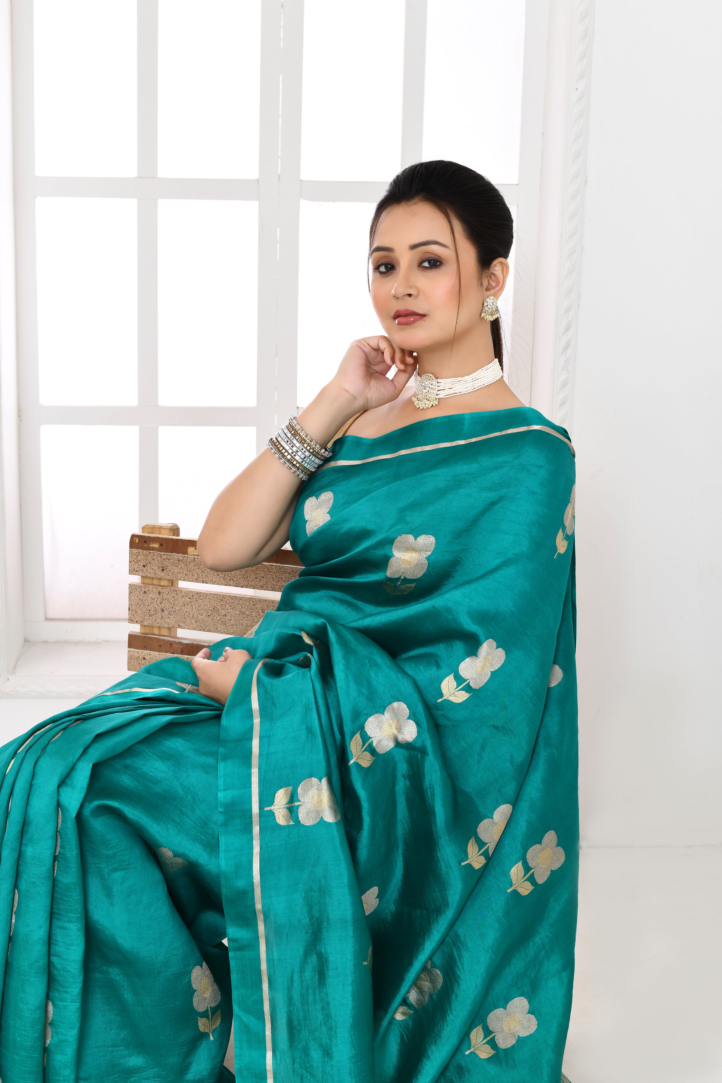 Pure handloom Banarasi katan silk saree with floral pattern kadwa weaving & satin silk border-Emerald green