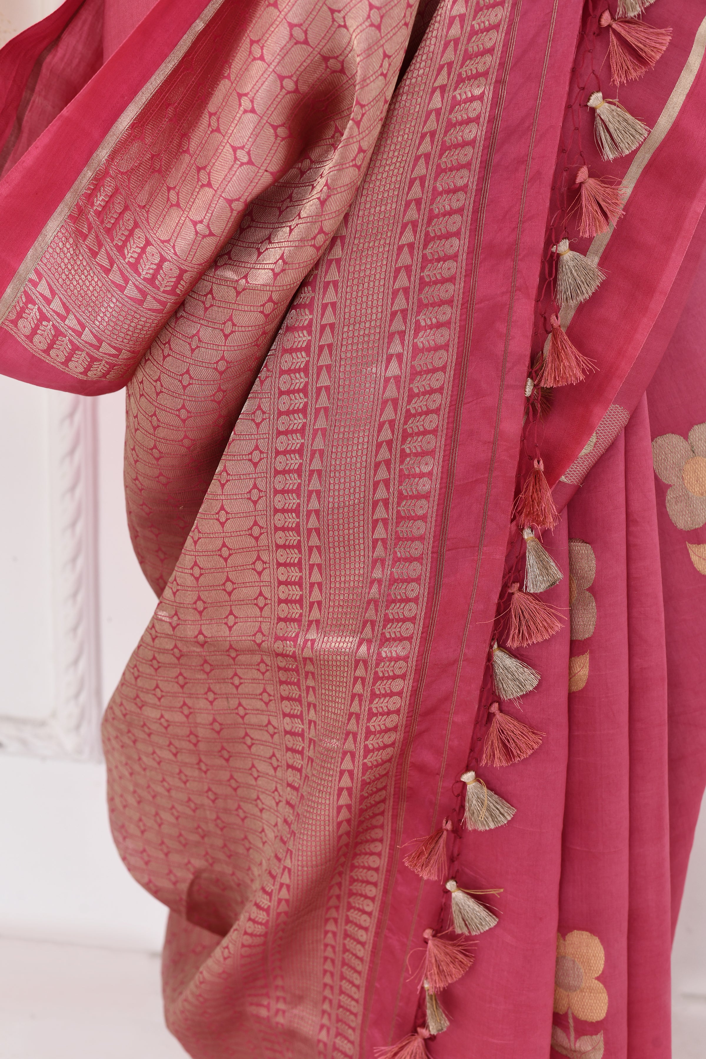 Pure handloom Banarasi katan silk saree with floral pattern kadwa weaving & satin silk border-Rose pink