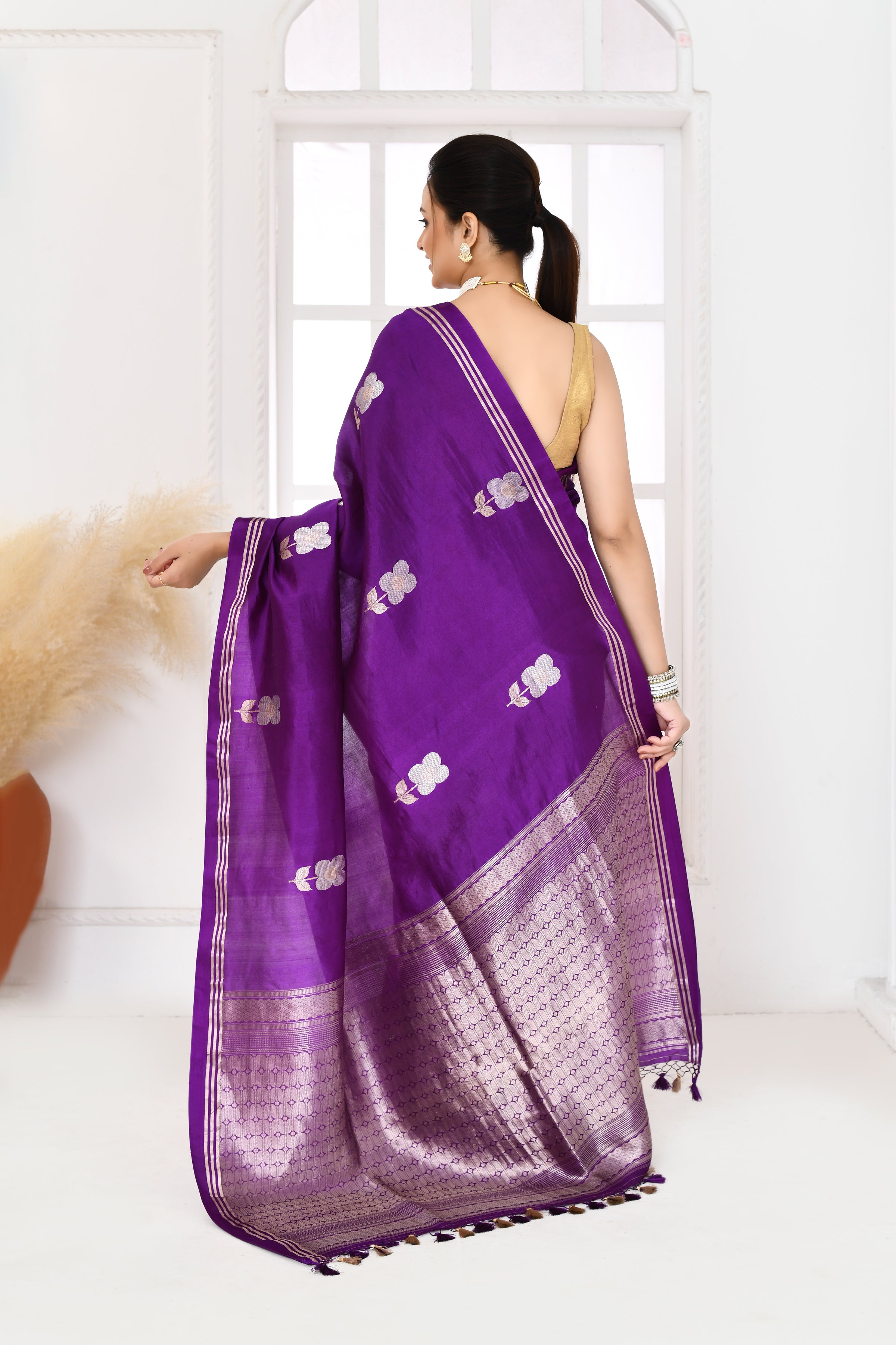 Pure handloom Banarasi katan silk saree with floral pattern kadwa weaving & satin silk border-Violet
