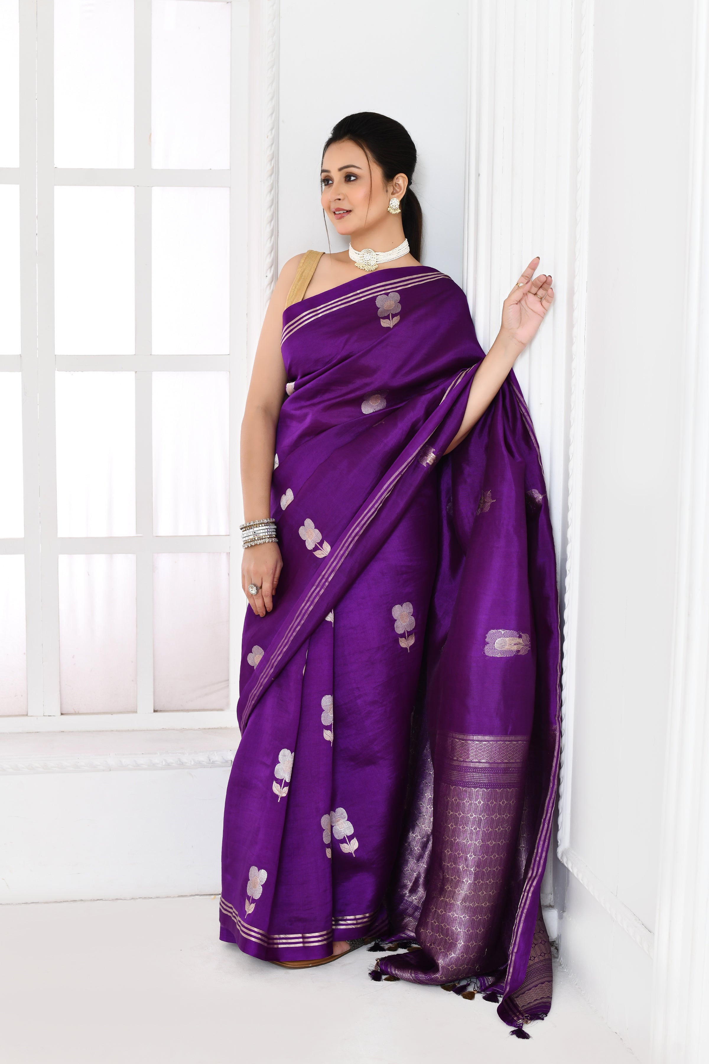 Pure handloom Banarasi katan silk saree with floral pattern kadwa weaving & satin silk border-Violet