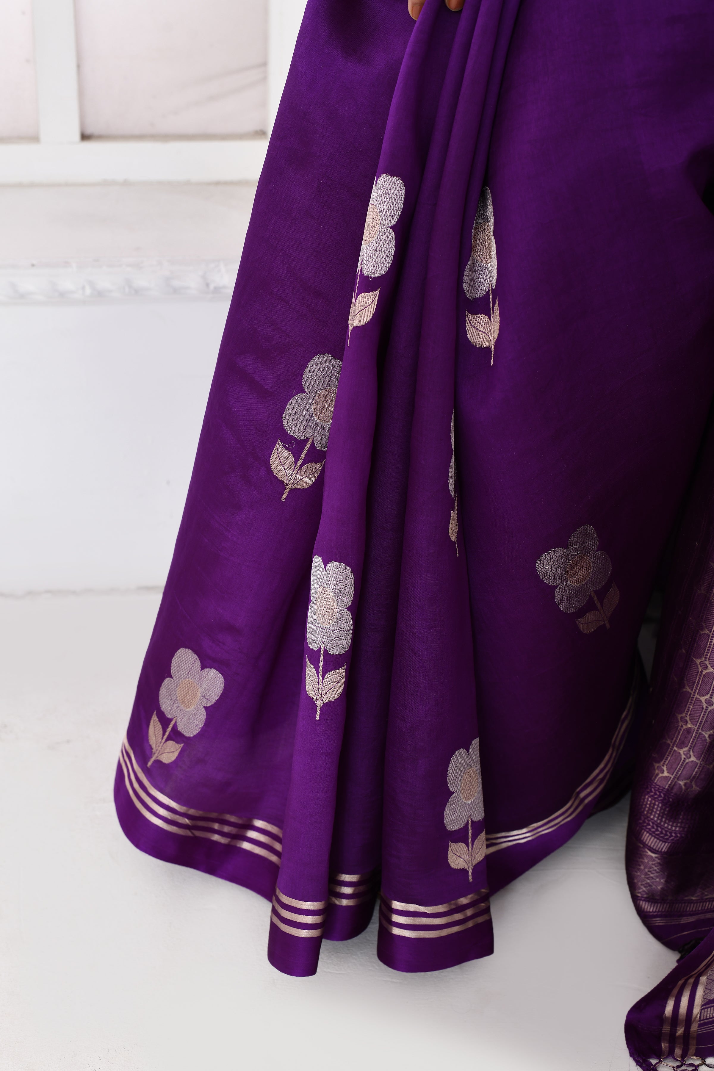 Pure handloom Banarasi katan silk saree with floral pattern kadwa weaving & satin silk border-Violet