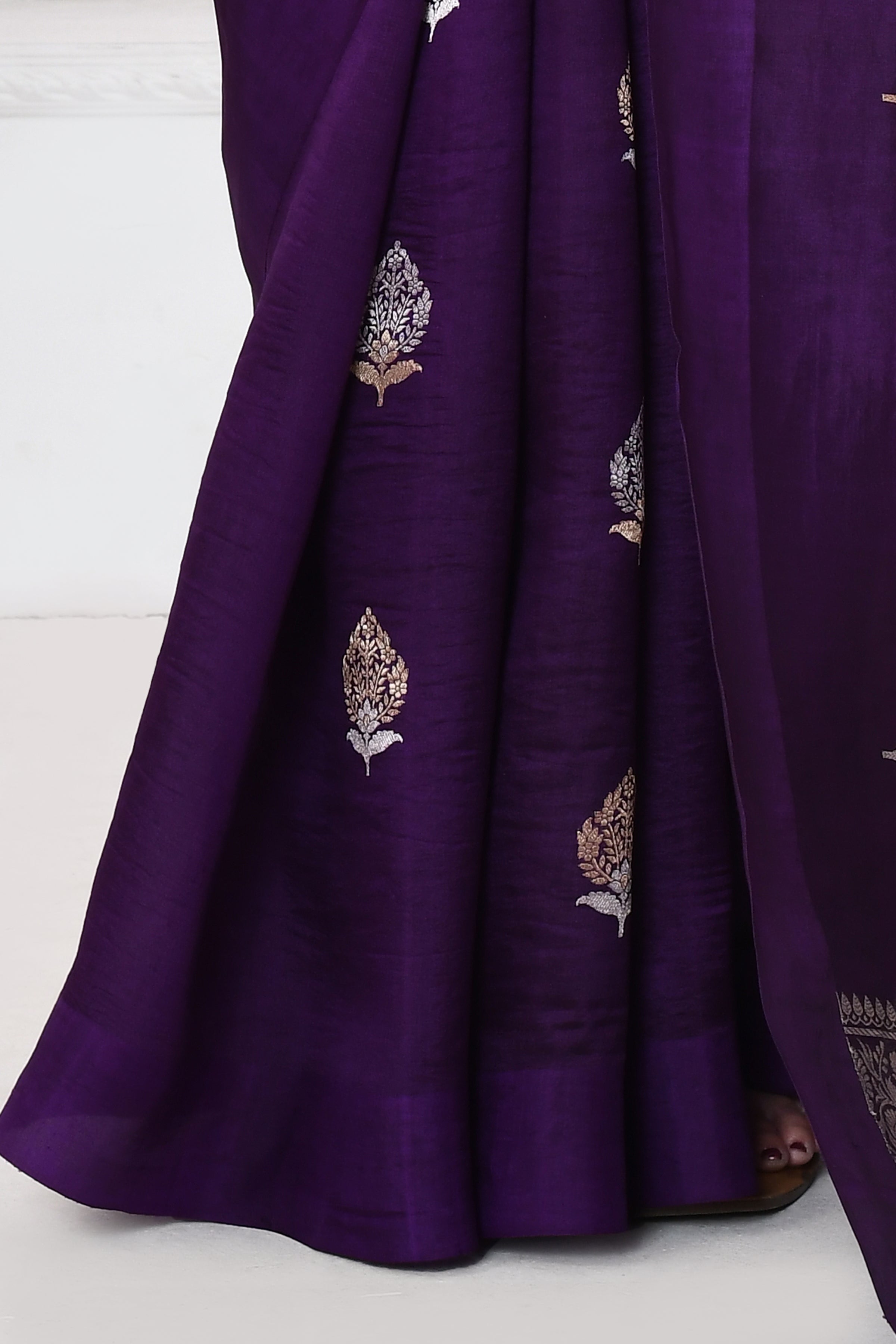 Pure handloom Banarasi katan silk saree with floral pattern kadwa weaving & satin silk border-Violet