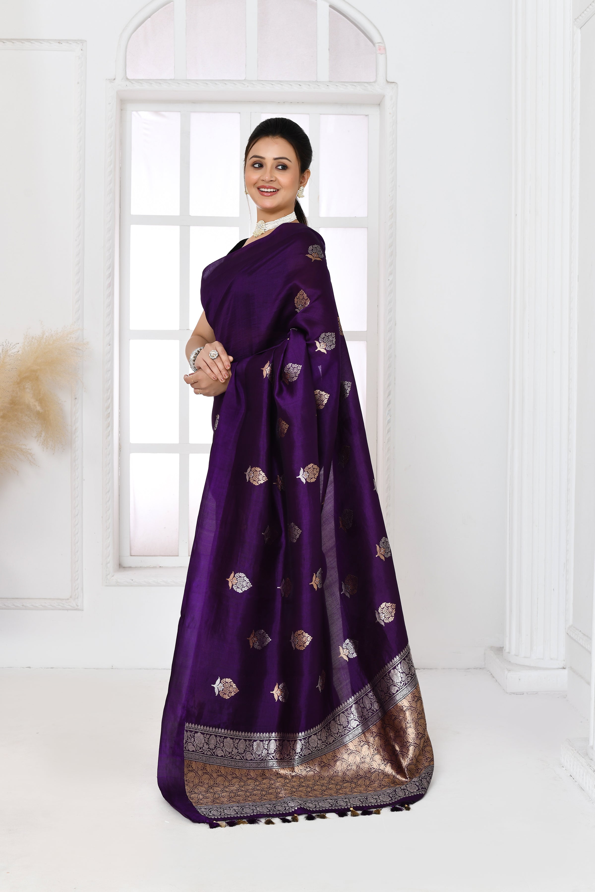 Pure handloom Banarasi katan silk saree with floral pattern kadwa weaving & satin silk border-Violet