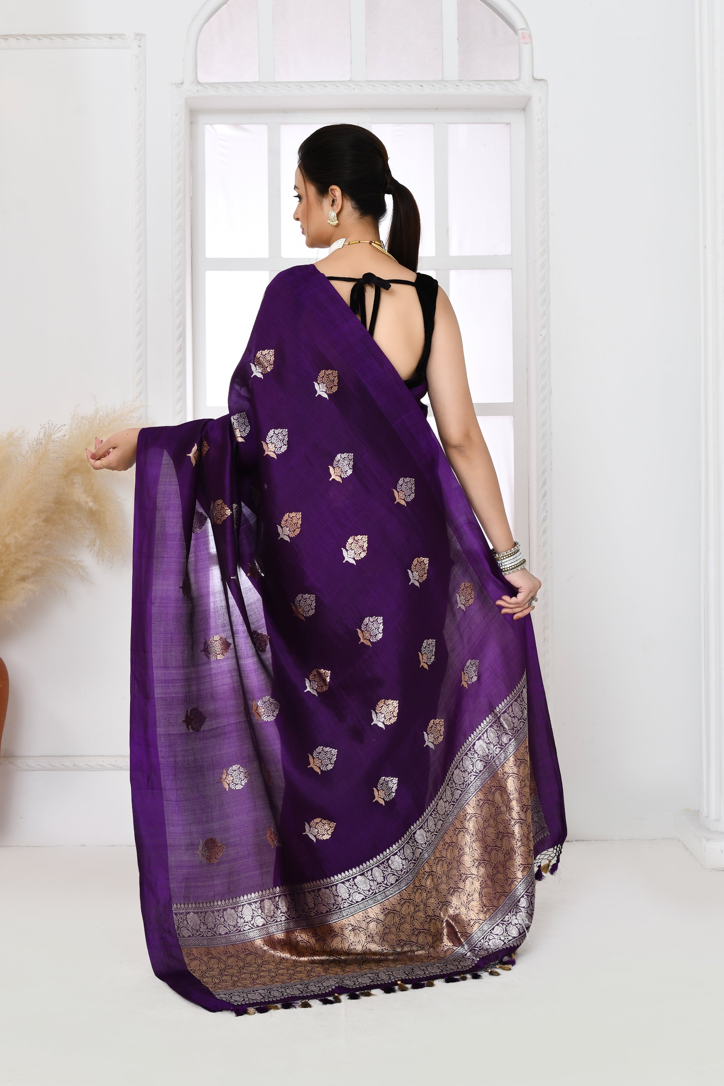 Pure handloom Banarasi katan silk saree with floral pattern kadwa weaving & satin silk border-Violet