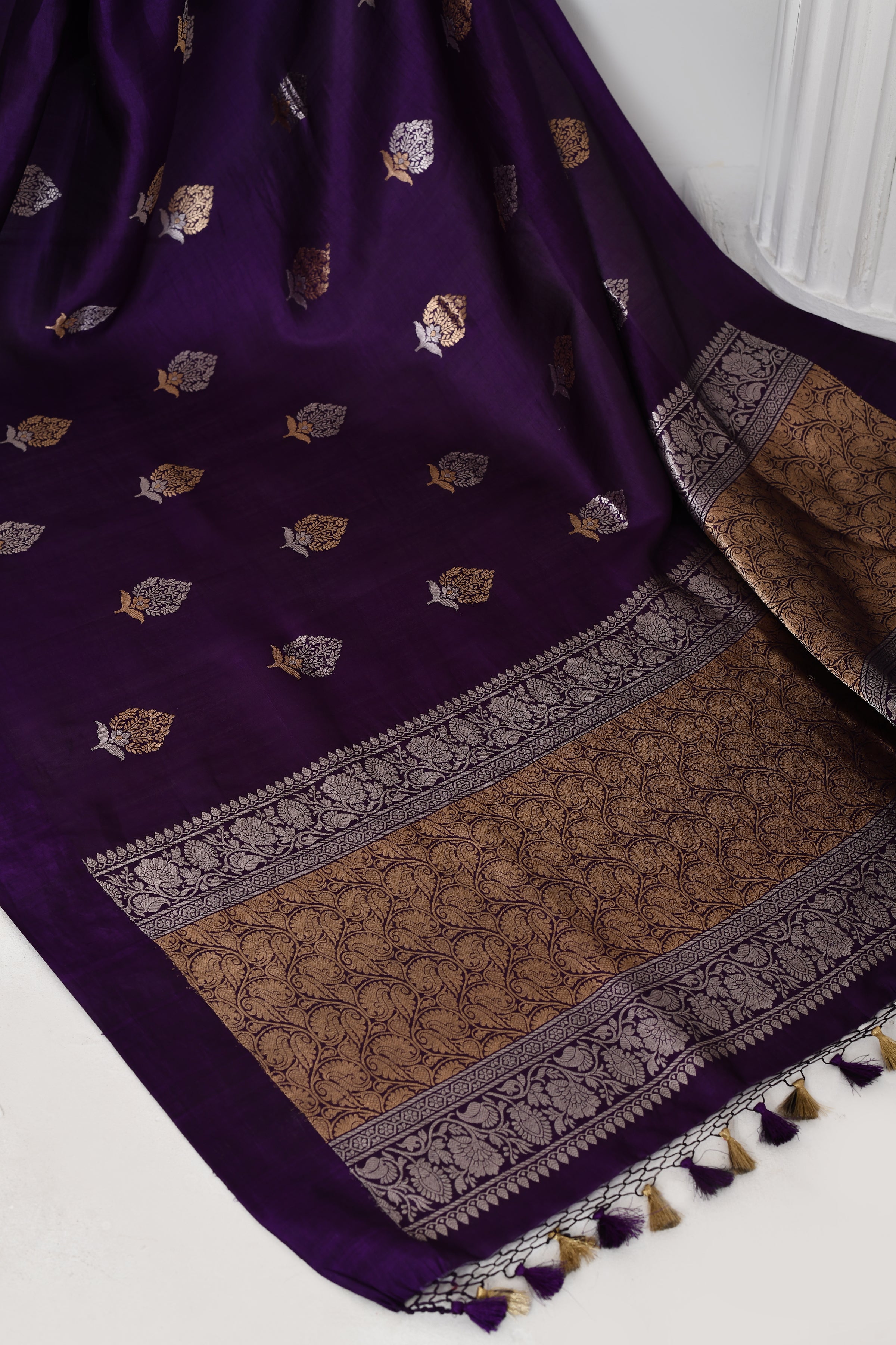 Pure handloom Banarasi katan silk saree with floral pattern kadwa weaving & satin silk border-Violet