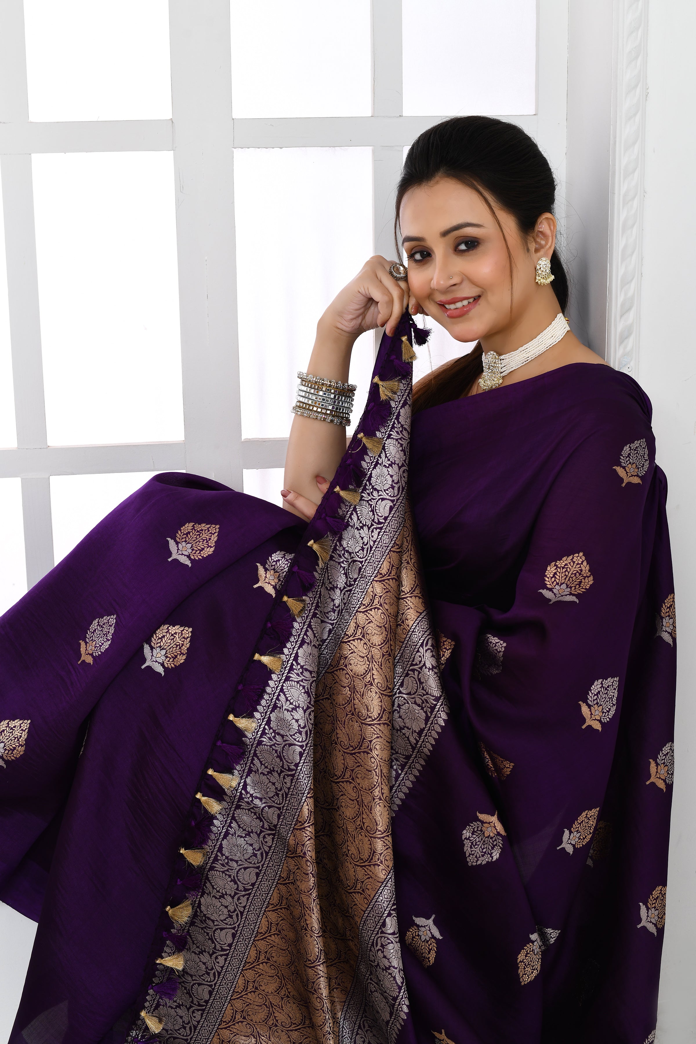 Pure handloom Banarasi katan silk saree with floral pattern kadwa weaving & satin silk border-Violet