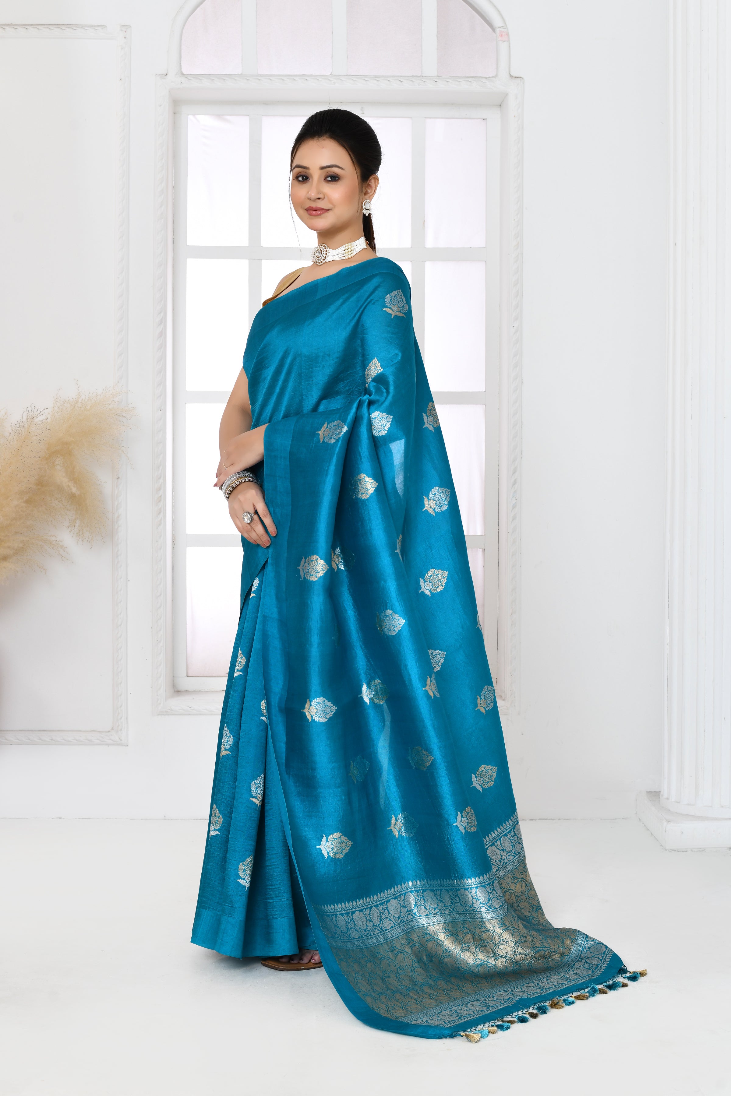 Pure handloom Banarasi katan silk saree with floral pattern kadwa weaving & satin silk border-coppersulphate blue
