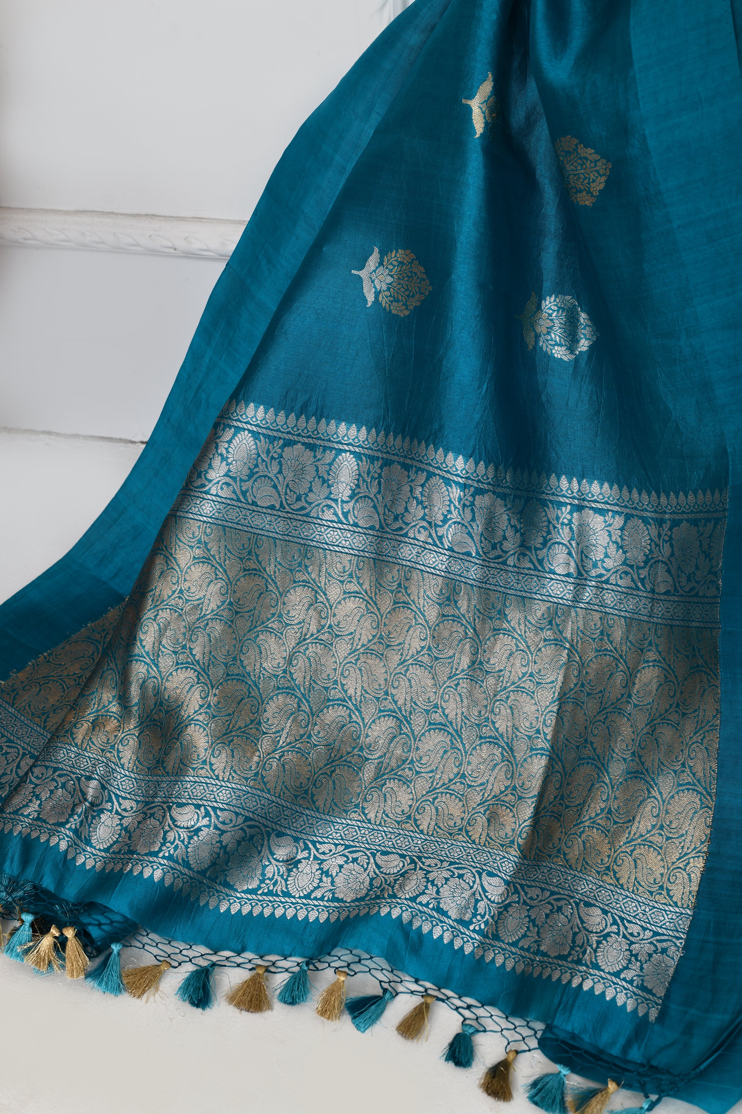 Pure handloom Banarasi katan silk saree with floral pattern kadwa weaving & satin silk border-coppersulphate blue
