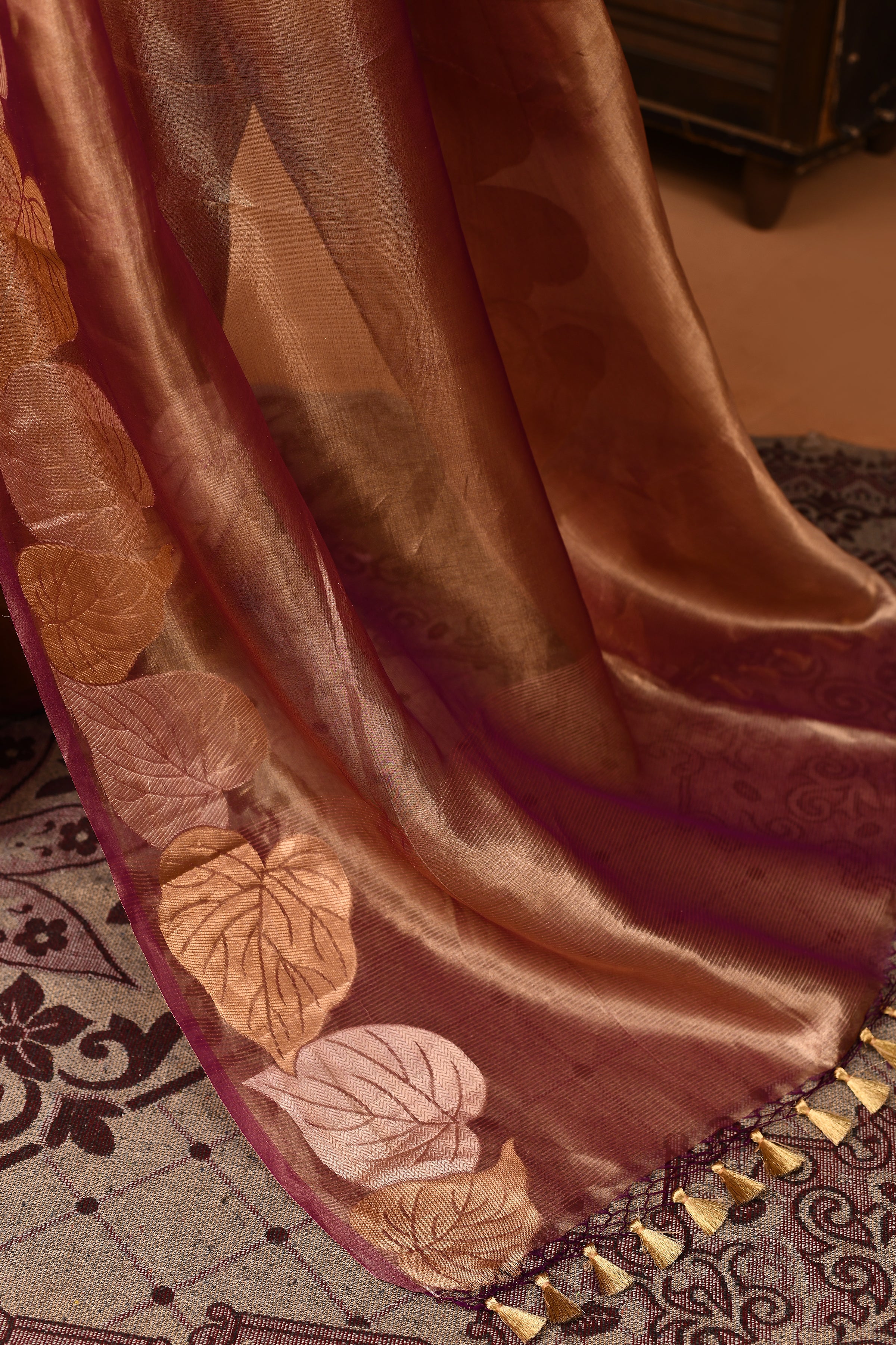 Banarasi tissue silk saree with leaf pattern woven border-Pink