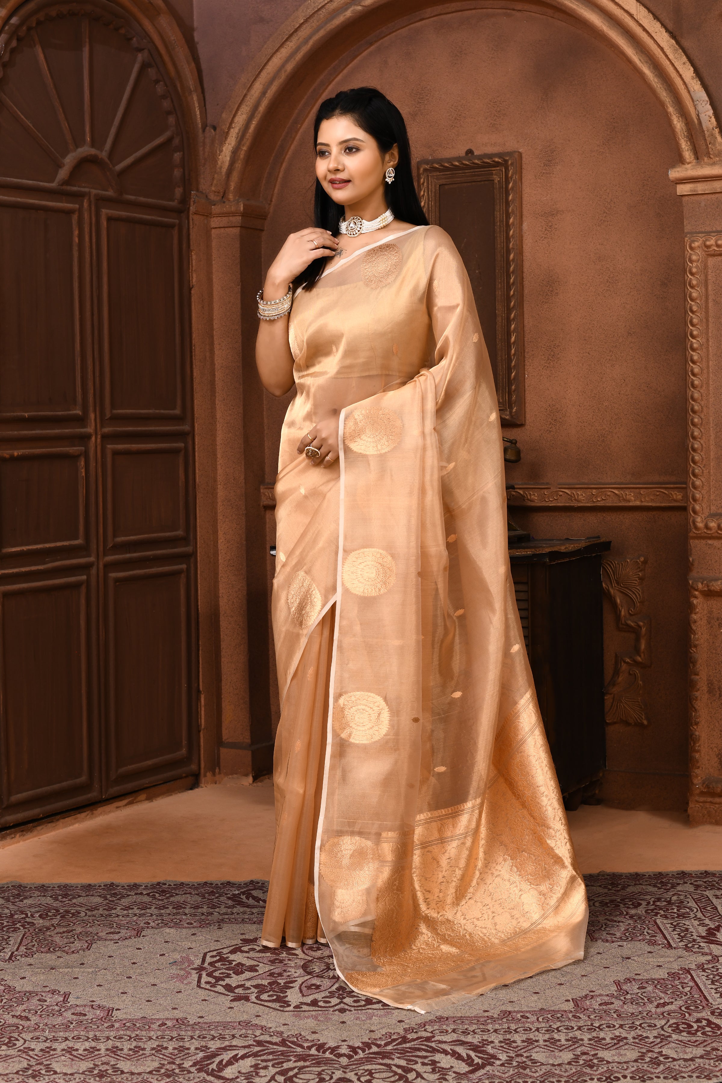 Banarasi tissue silk saree with floral pattern kadwa weaving-off white