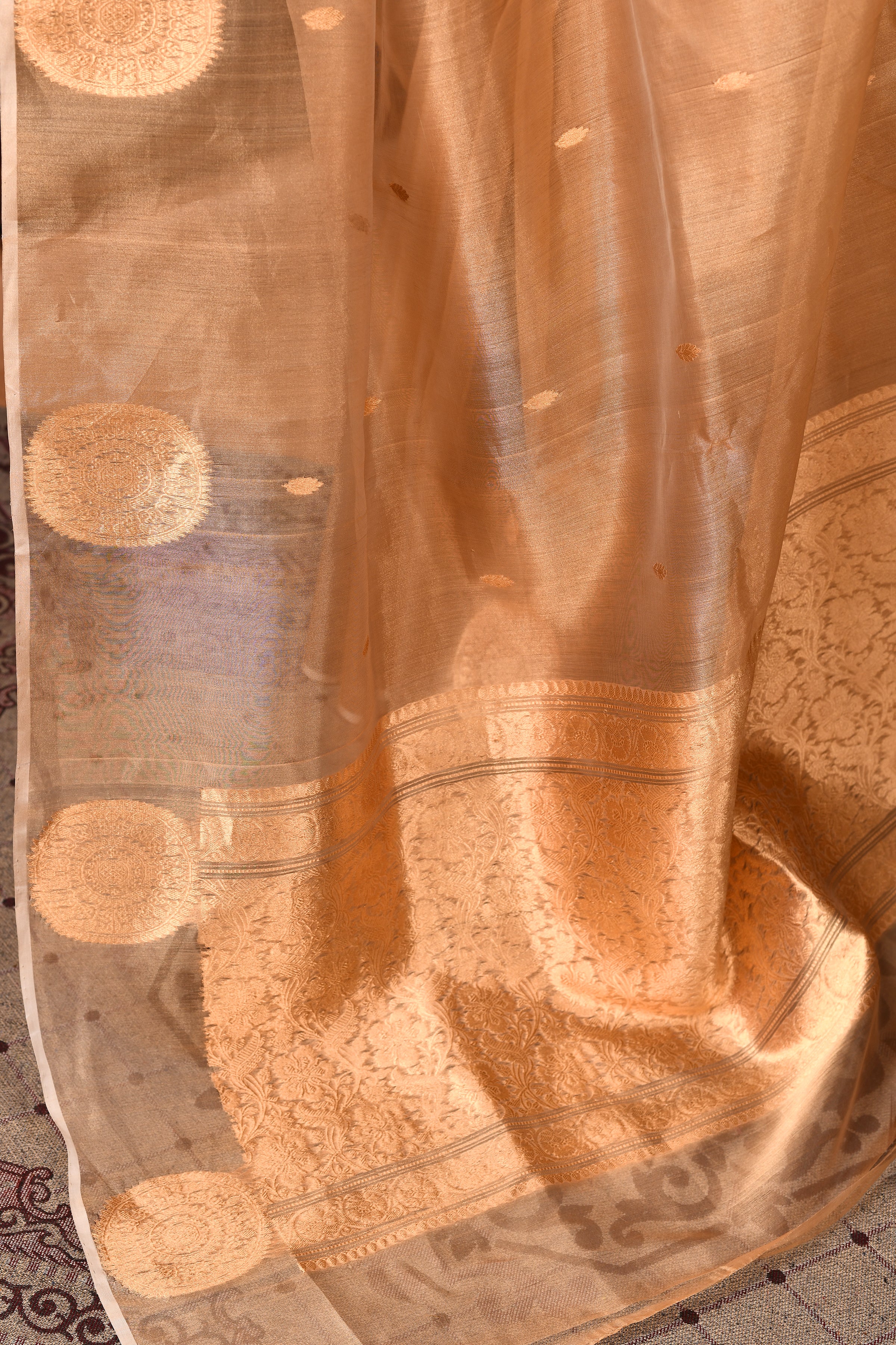 Banarasi tissue silk saree with floral pattern kadwa weaving-off white