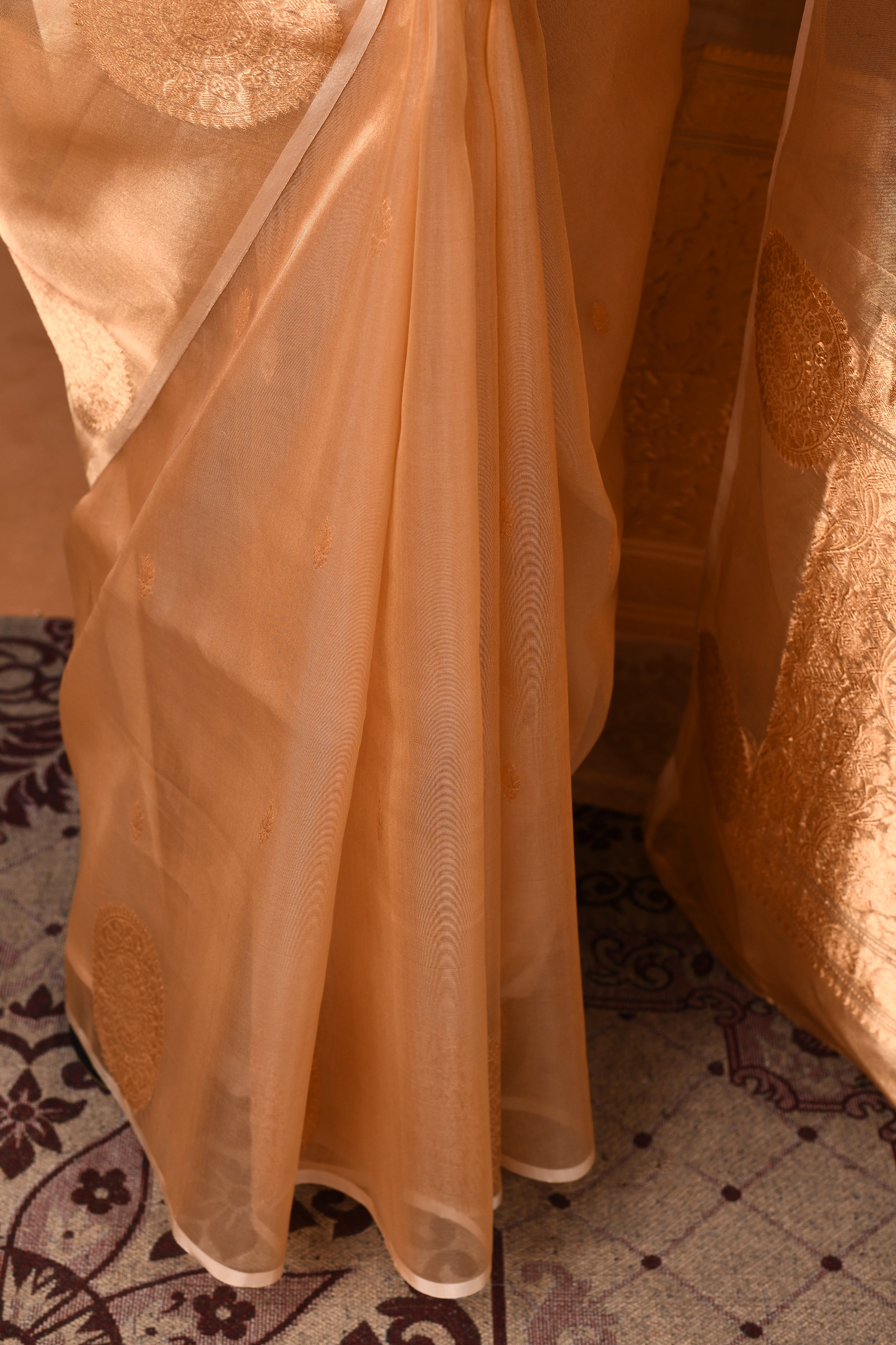 Banarasi tissue silk saree with floral pattern kadwa weaving-off white