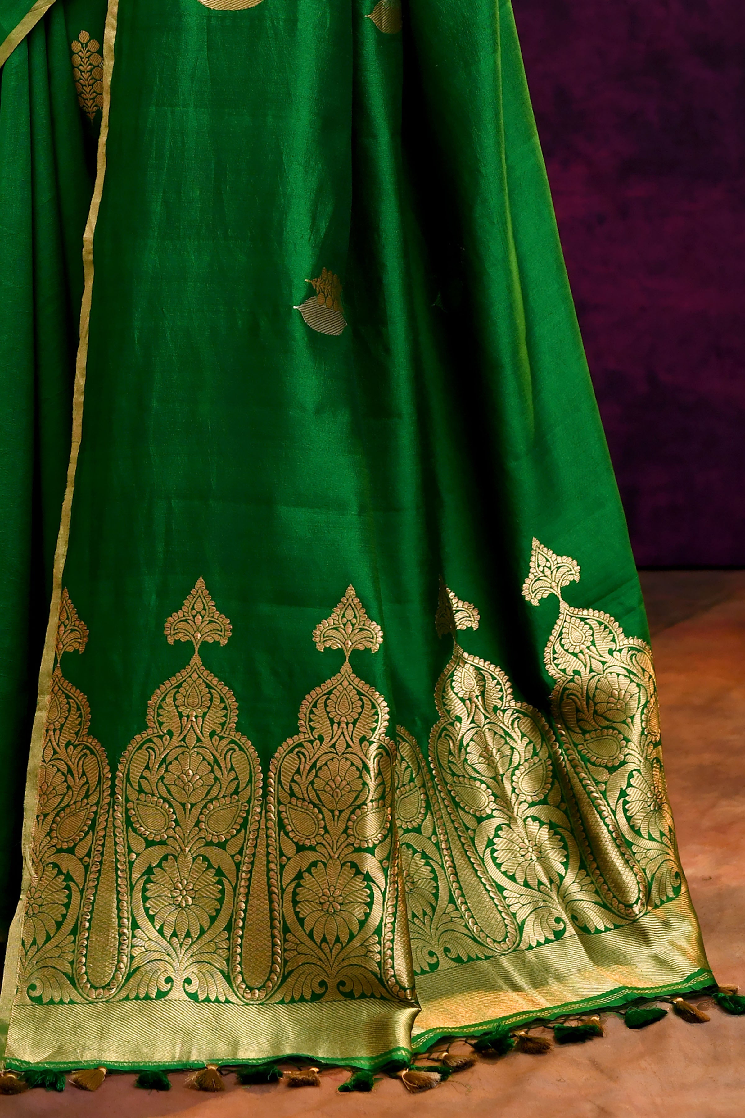 Pure Munga Silk Saree with Tree & Leaf Motifs – Bottle Green